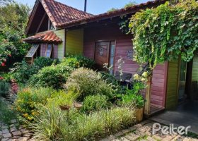 Casa à venda com 150m², 3 dormitórios, 1 suíte, 4 vagas, no bairro Guarujá em Porto Alegre