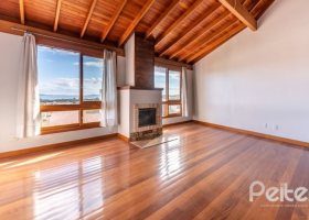 Casa à venda com 217m², 3 dormitórios, 1 suíte, 2 vagas, no bairro Ipanema / Imperial Parque em Porto Alegre