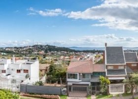 Casa à venda com 217m², 3 dormitórios, 1 suíte, 2 vagas, no bairro Ipanema / Imperial Parque em Porto Alegre