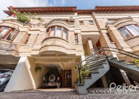 Casa em Condomínio à venda com 204m², 3 dormitórios, 1 suíte, 2 vagas, no bairro Cristal em Porto Alegre