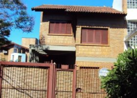 Casa à venda com 300m², 3 dormitórios, 1 suíte, 3 vagas, no bairro Vila Conceição em Porto Alegre