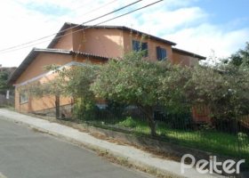 Casa à venda com 220m², 5 dormitórios, 1 suíte, 1 vaga, no bairro Vila Nova em Porto Alegre
