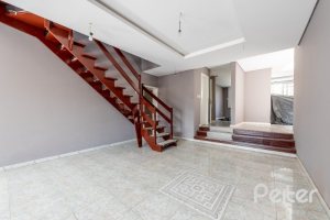 Casa à venda com 300m², 4 dormitórios, 4 suítes, 4 vagas, no bairro Vila Assunção em Porto Alegre