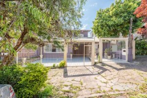 Casa à venda com 300m², 4 dormitórios, 4 suítes, 4 vagas, no bairro Vila Assunção em Porto Alegre