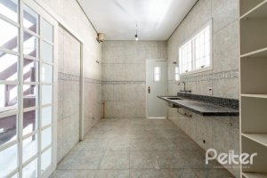 Casa à venda com 300m², 4 dormitórios, 4 suítes, 4 vagas, no bairro Vila Assunção em Porto Alegre