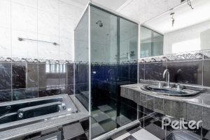 Casa à venda com 300m², 4 dormitórios, 4 suítes, 4 vagas, no bairro Vila Assunção em Porto Alegre