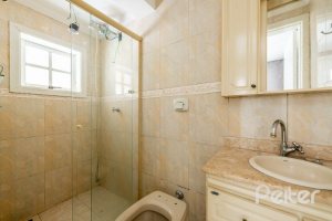 Casa à venda com 300m², 4 dormitórios, 4 suítes, 4 vagas, no bairro Vila Assunção em Porto Alegre