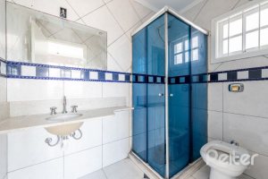 Casa à venda com 300m², 4 dormitórios, 4 suítes, 4 vagas, no bairro Vila Assunção em Porto Alegre