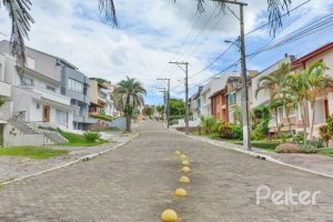 Casa em Condomínio à venda com 389m², 4 dormitórios, 3 suítes, 4 vagas, no bairro Vila Nova em Porto Alegre