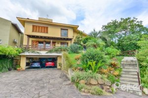 Casa em Condomínio à venda com 389m², 4 dormitórios, 3 suítes, 4 vagas, no bairro Vila Nova em Porto Alegre