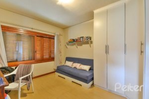 Casa em Condomínio à venda com 389m², 4 dormitórios, 3 suítes, 4 vagas, no bairro Vila Nova em Porto Alegre