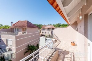 Casa em Condomínio à venda com 162m², 3 dormitórios, 1 suíte, 2 vagas, no bairro Vila Assunção em PORTO ALEGRE