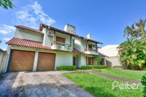 Casa à venda com 432m², 5 dormitórios, 1 suíte, 8 vagas, no bairro Tristeza em Porto Alegre