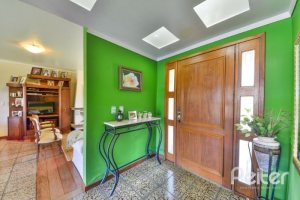 Casa à venda com 432m², 5 dormitórios, 1 suíte, 8 vagas, no bairro Tristeza em Porto Alegre