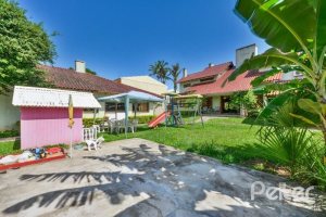 Casa à venda com 432m², 5 dormitórios, 1 suíte, 8 vagas, no bairro Tristeza em Porto Alegre