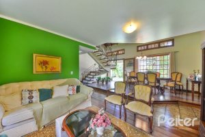 Casa à venda com 432m², 5 dormitórios, 1 suíte, 8 vagas, no bairro Tristeza em Porto Alegre