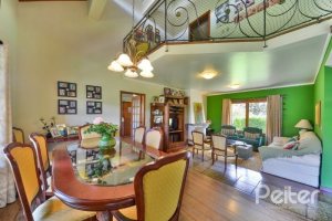 Casa à venda com 432m², 5 dormitórios, 1 suíte, 8 vagas, no bairro Tristeza em Porto Alegre