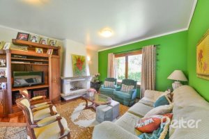 Casa à venda com 432m², 5 dormitórios, 1 suíte, 8 vagas, no bairro Tristeza em Porto Alegre