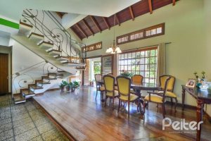 Casa à venda com 432m², 5 dormitórios, 1 suíte, 8 vagas, no bairro Tristeza em Porto Alegre