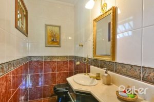 Casa à venda com 432m², 5 dormitórios, 1 suíte, 8 vagas, no bairro Tristeza em Porto Alegre