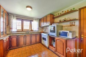 Casa à venda com 432m², 5 dormitórios, 1 suíte, 8 vagas, no bairro Tristeza em Porto Alegre