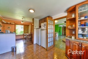 Casa à venda com 432m², 5 dormitórios, 1 suíte, 8 vagas, no bairro Tristeza em Porto Alegre