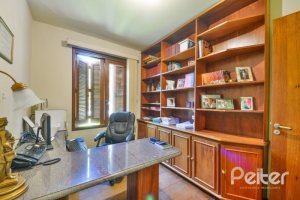 Casa à venda com 432m², 5 dormitórios, 1 suíte, 8 vagas, no bairro Tristeza em Porto Alegre