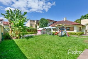 Casa à venda com 432m², 5 dormitórios, 1 suíte, 8 vagas, no bairro Tristeza em Porto Alegre