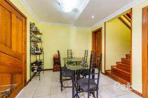 Casa em Condomínio à venda com 145m², 3 dormitórios, 1 suíte, 2 vagas, no bairro Tristeza em Porto Alegre