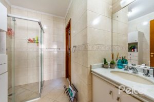 Casa em Condomínio à venda com 145m², 3 dormitórios, 1 suíte, 2 vagas, no bairro Tristeza em Porto Alegre