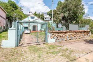 Casa à venda com 200m², 3 dormitórios, 2 vagas, no bairro Vila Assunção em Porto Alegre