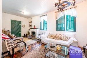 Casa à venda com 200m², 3 dormitórios, 2 vagas, no bairro Vila Assunção em Porto Alegre