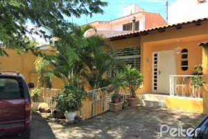 Casa à venda com 198m², 4 dormitórios, 1 suíte, 4 vagas, no bairro Vila Assunção em Porto Alegre