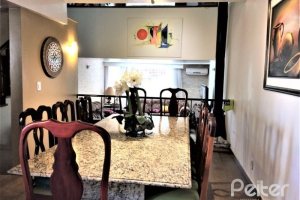 Casa à venda com 198m², 4 dormitórios, 1 suíte, 4 vagas, no bairro Vila Assunção em Porto Alegre