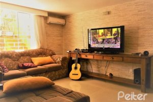 Casa à venda com 198m², 4 dormitórios, 1 suíte, 4 vagas, no bairro Vila Assunção em Porto Alegre