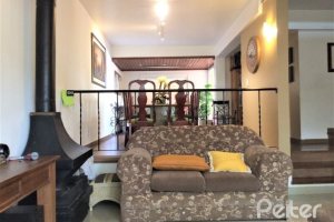 Casa à venda com 198m², 4 dormitórios, 1 suíte, 4 vagas, no bairro Vila Assunção em Porto Alegre