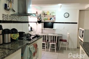 Casa à venda com 198m², 4 dormitórios, 1 suíte, 4 vagas, no bairro Vila Assunção em Porto Alegre