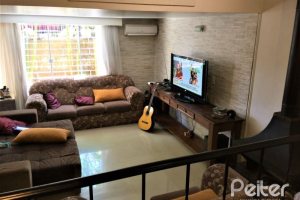 Casa à venda com 198m², 4 dormitórios, 1 suíte, 4 vagas, no bairro Vila Assunção em Porto Alegre