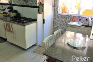 Casa à venda com 198m², 4 dormitórios, 1 suíte, 4 vagas, no bairro Vila Assunção em Porto Alegre