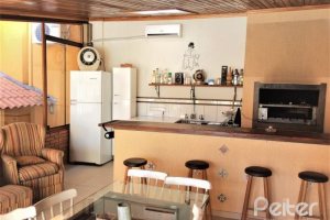 Casa à venda com 198m², 4 dormitórios, 1 suíte, 4 vagas, no bairro Vila Assunção em Porto Alegre