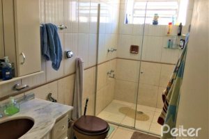 Casa à venda com 198m², 4 dormitórios, 1 suíte, 4 vagas, no bairro Vila Assunção em Porto Alegre