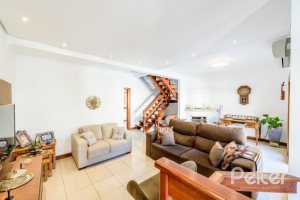 Casa em Condomínio à venda com 240m², 3 dormitórios, 1 suíte, 3 vagas, no bairro Jardim Isabel em Porto Alegre