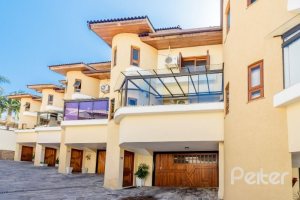 Casa em Condomínio à venda com 240m², 3 dormitórios, 1 suíte, 3 vagas, no bairro Jardim Isabel em Porto Alegre