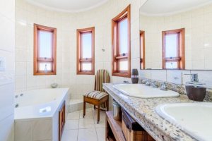 Casa em Condomínio à venda com 240m², 3 dormitórios, 1 suíte, 3 vagas, no bairro Jardim Isabel em Porto Alegre