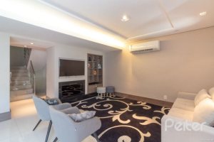 Casa em Condomínio à venda com 307m², 3 dormitórios, 1 suíte, 4 vagas, no bairro Cristal em Porto Alegre