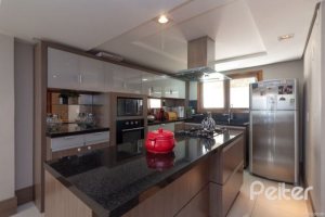 Casa em Condomínio à venda com 307m², 3 dormitórios, 1 suíte, 4 vagas, no bairro Cristal em Porto Alegre