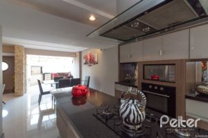 Casa em Condomínio à venda com 307m², 3 dormitórios, 1 suíte, 4 vagas, no bairro Cristal em Porto Alegre