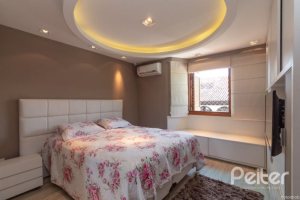 Casa em Condomínio à venda com 307m², 3 dormitórios, 1 suíte, 4 vagas, no bairro Cristal em Porto Alegre