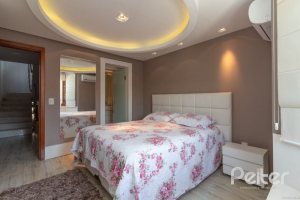 Casa em Condomínio à venda com 307m², 3 dormitórios, 1 suíte, 4 vagas, no bairro Cristal em Porto Alegre