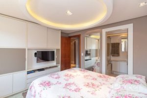 Casa em Condomínio à venda com 307m², 3 dormitórios, 1 suíte, 4 vagas, no bairro Cristal em Porto Alegre